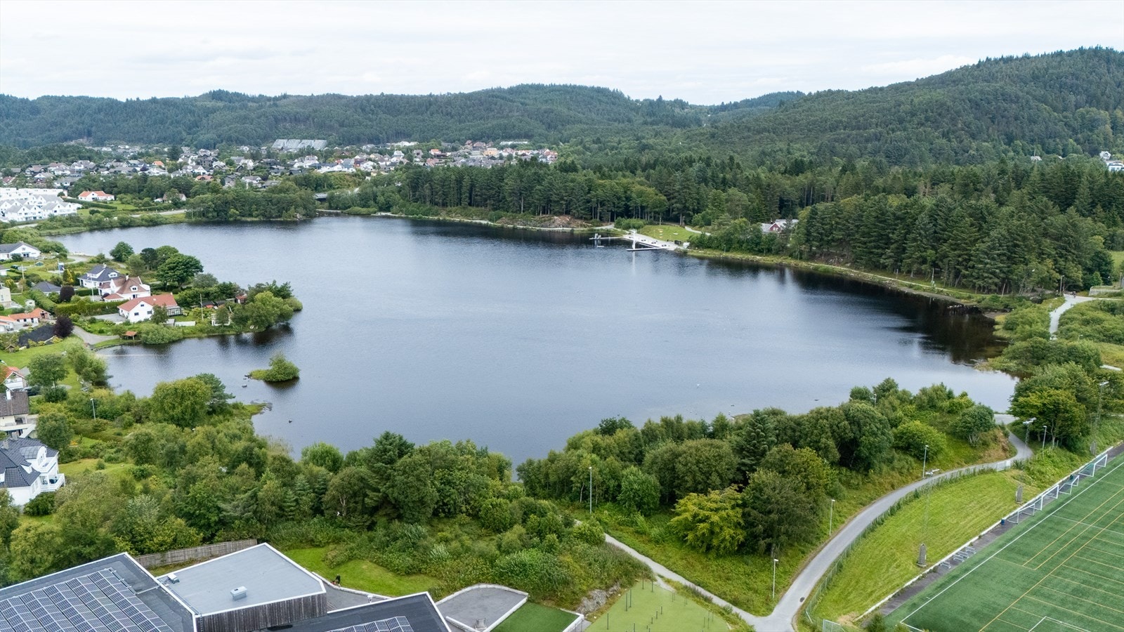 Området byr på fine turstier og grønne lunger rundt Skeisvannet. Galleribilde