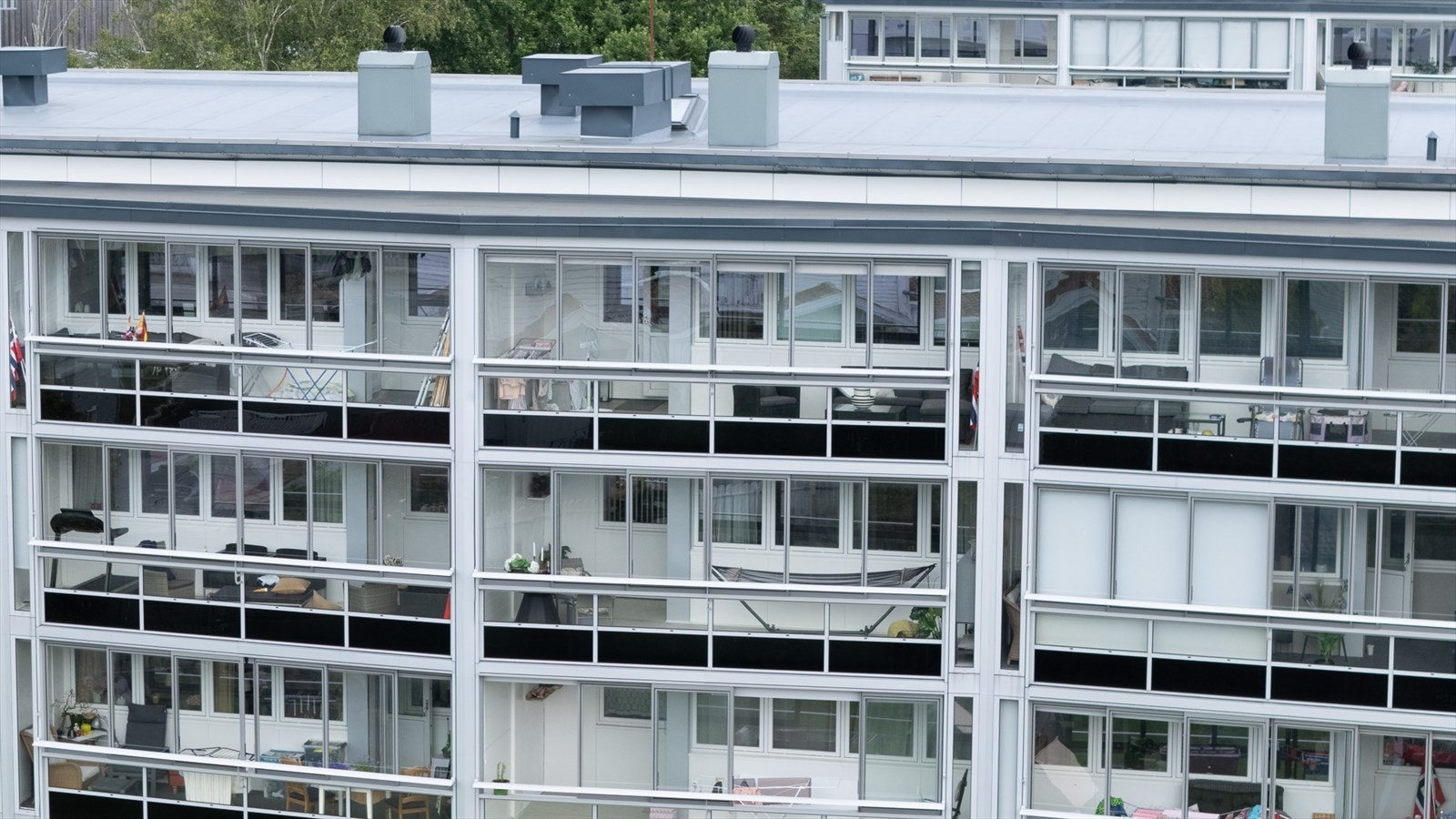 Fasaden preges av de innglassede balkongene, som gir et helhetlig og moderne uttrykk. Galleribilde