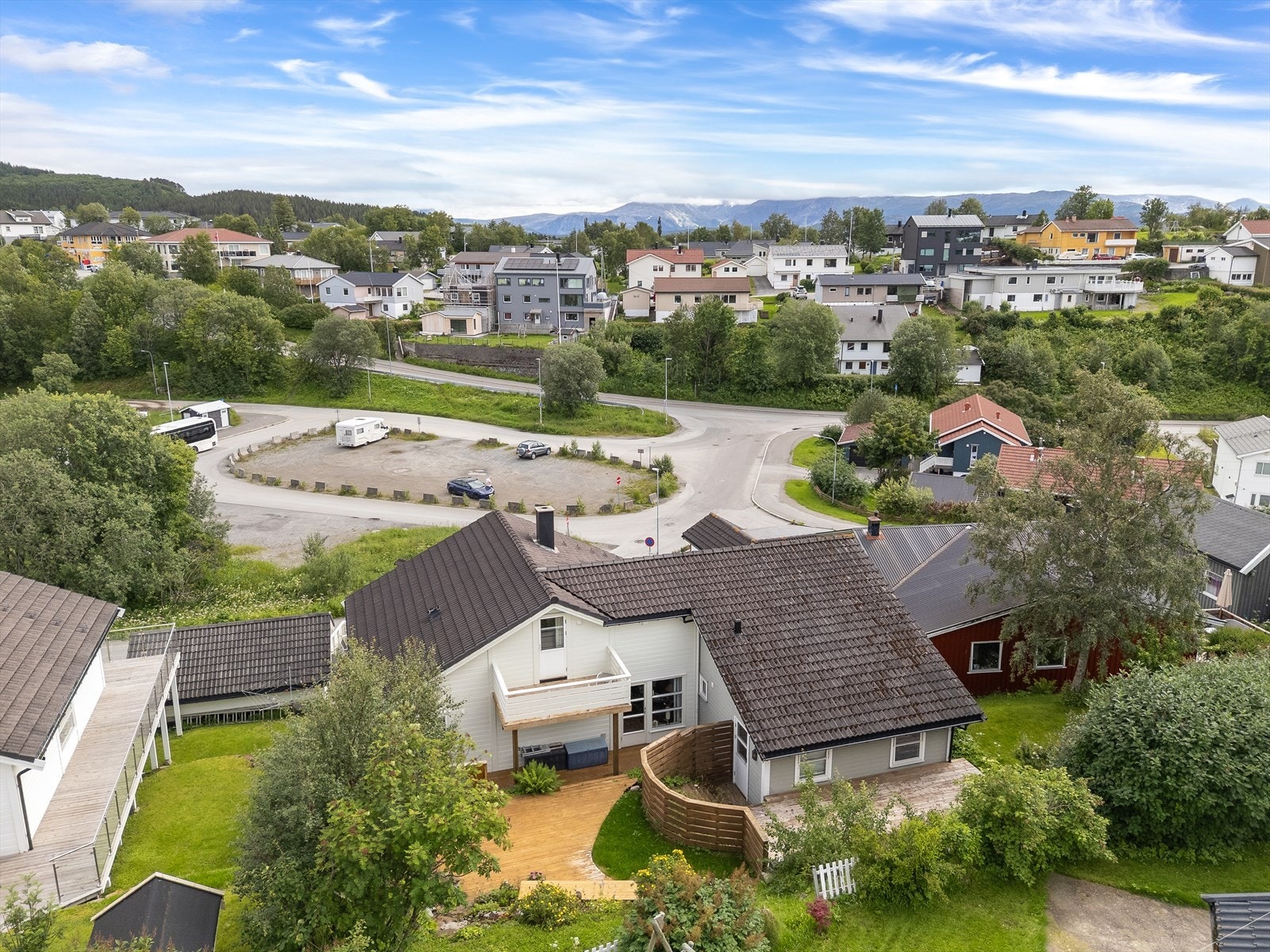 Boligen ligger sentralt og fin til med lett gangavstand til det meste. Saltvern skolekrets like ved. Galleribilde