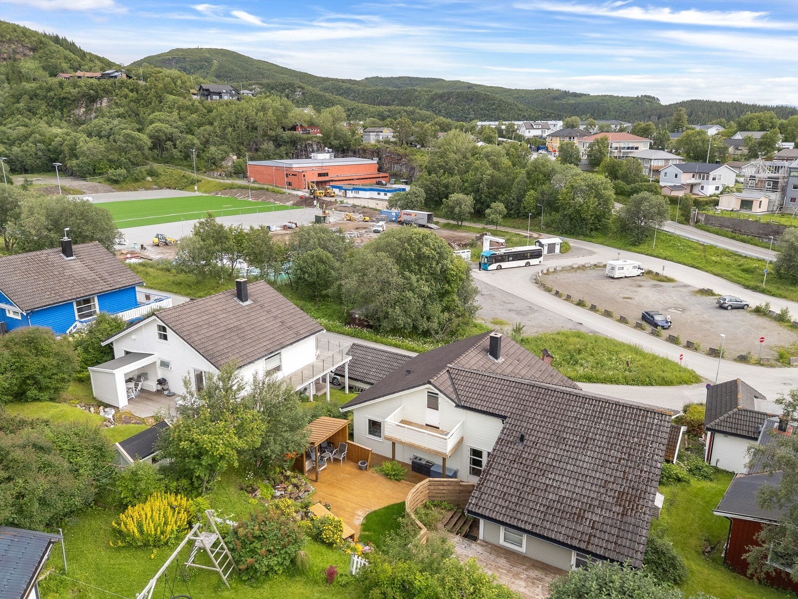 Flott uteområde på baksiden av boligen med gode lys og solforhold. Stordalen kunstgress og idrettshall med plassering like ved. Galleribilde