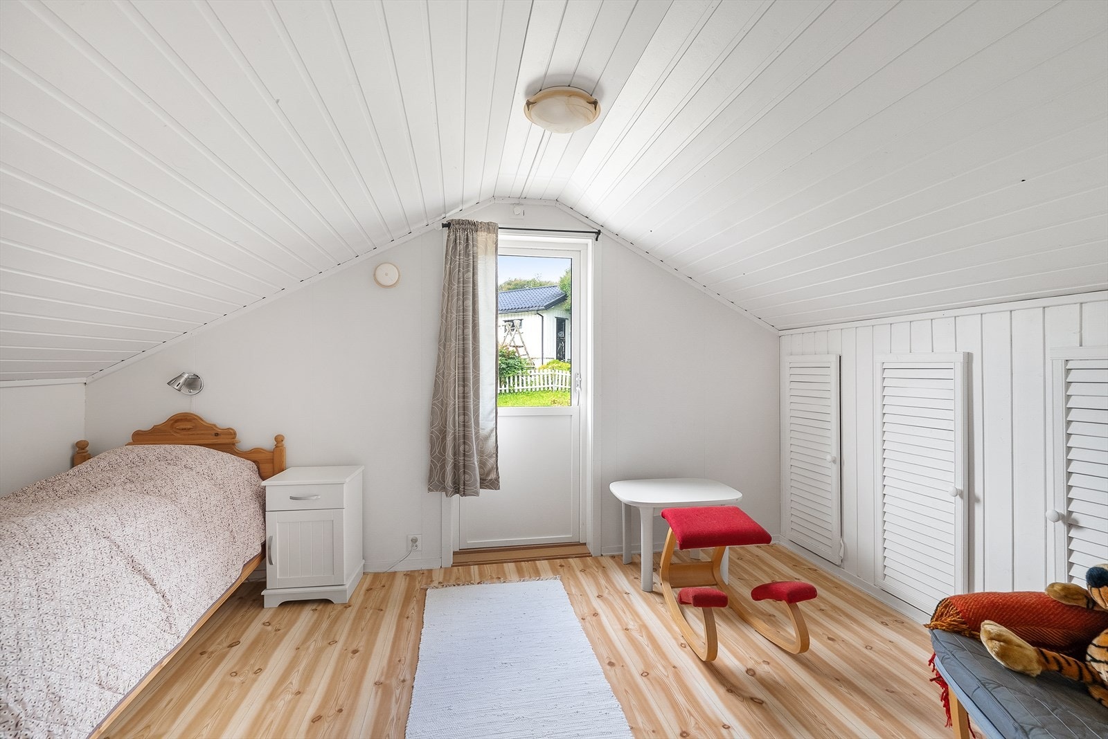Soverom/innredet rom på loft med utgang til terrasse. Galleribilde