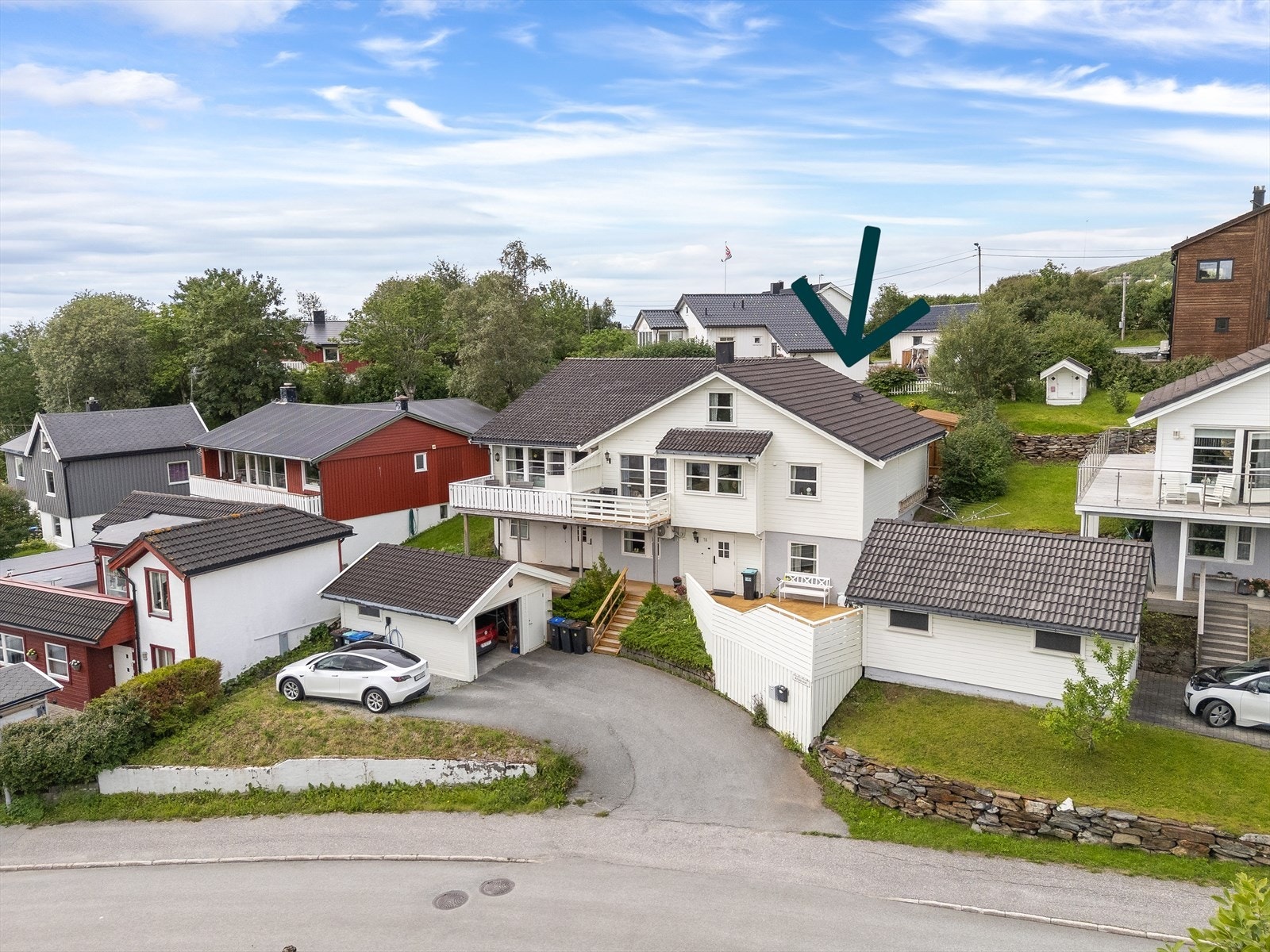 Velkommen til Årlokkveien 1B og en flott vertikaldelt tomannsbolig i Rønvika. Galleribilde