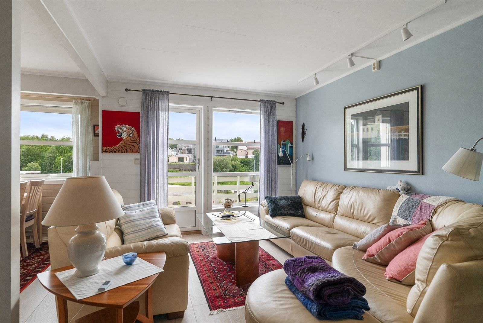 Stue med utgang til sørvendt terrasse. Galleribilde