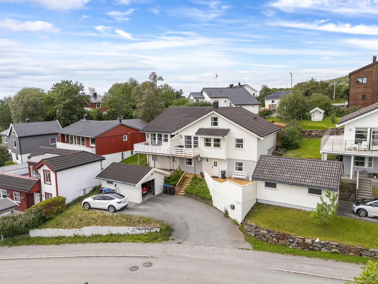 Velkommen til Årlokkveien 1B og en flott vertikaldelt tomannsbolig i Rønvika. Galleribilde