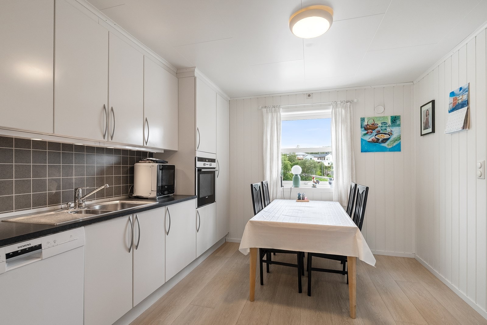 God plass for spisegruppe også på kjøkkenet. Galleribilde