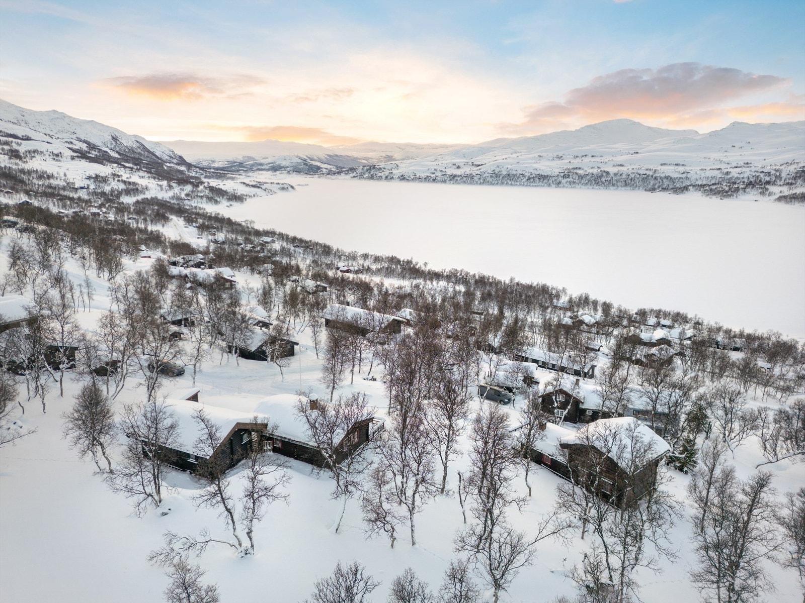 Fritidseiendom med vakker utsikt og beliggenhet like ved Skarvatnet.
Foto: Harald Wanvik v/Interiørfoto Galleribilde