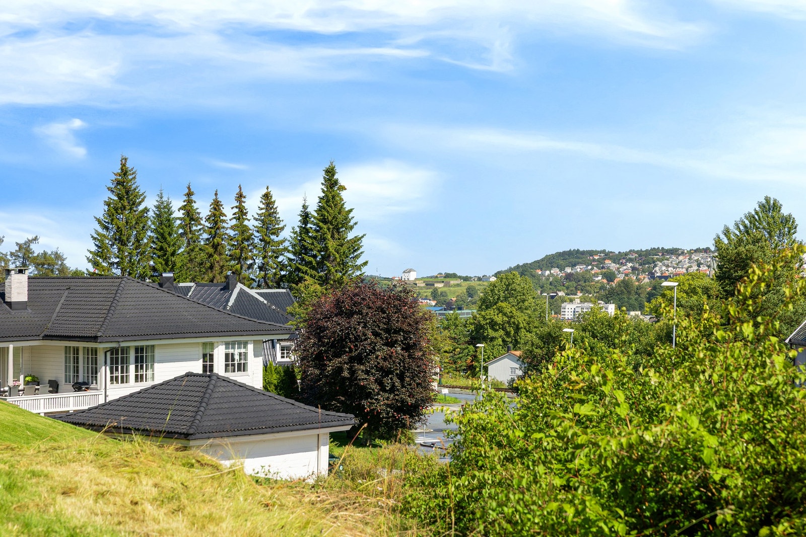 Parkering i dobbeltgarasje og oppstillingsplass på egen tomt. Galleribilde