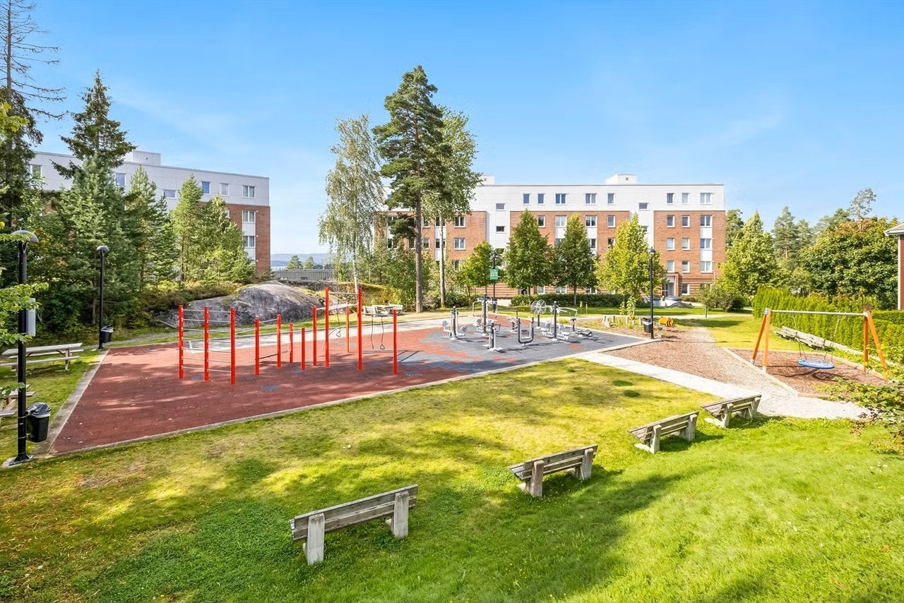 Området er pent opparbeidet med asfalterte internveier, grøntområder, beplantning, benker og lekeapparater. Galleribilde