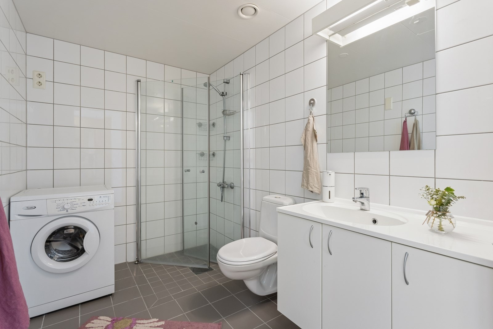 Flislagt baderom i hoveddel fra byggeår, med termostatstyrte varmekabler. Vaskemaskin på badet medfølger. Galleribilde