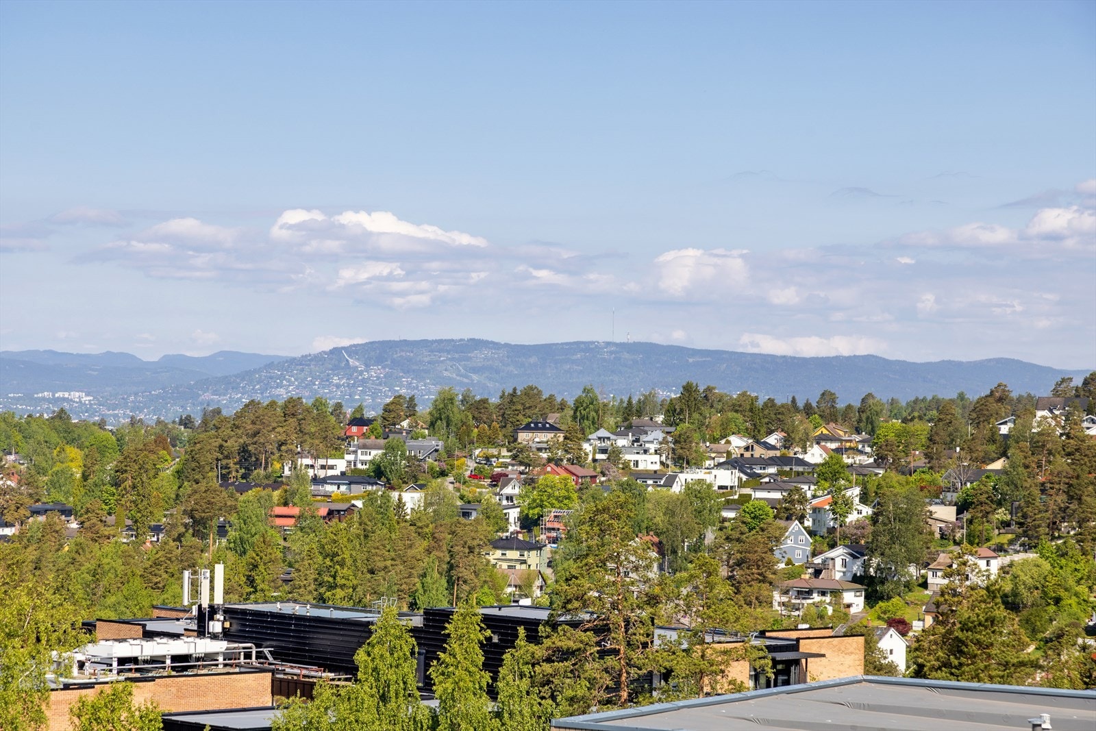 Utsikt mot Holmenkollen fra balkong. Galleribilde