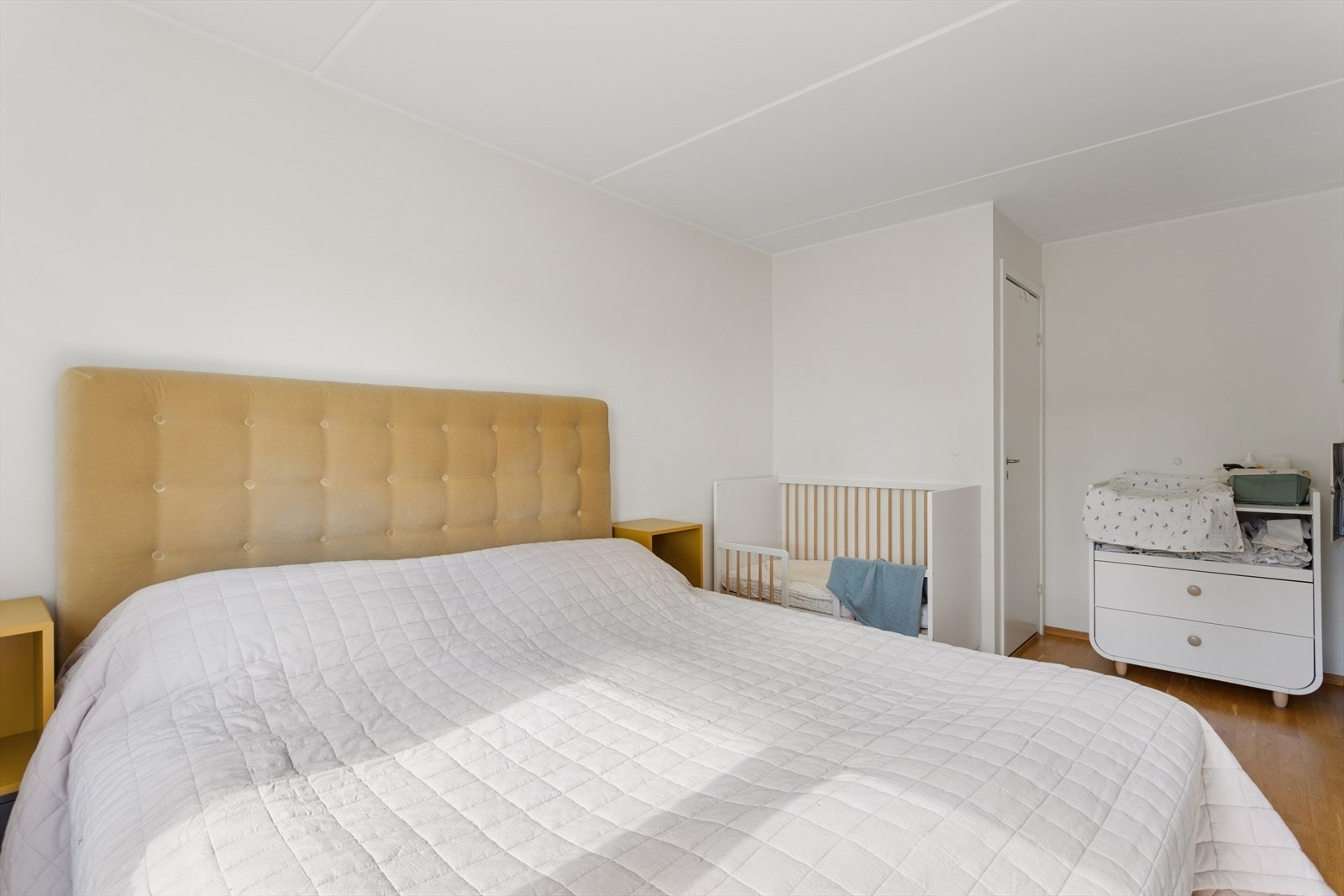 Videre er det tilgang til en walk-in-closet med gode oppbevaringsmuligheter Galleribilde