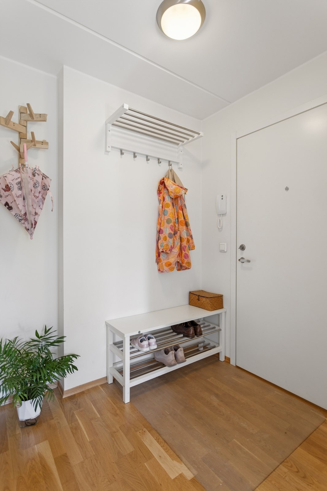 Innbydende inngangsparti med god plass til å henge fra seg yttertøy og sette fra seg sko. Galleribilde