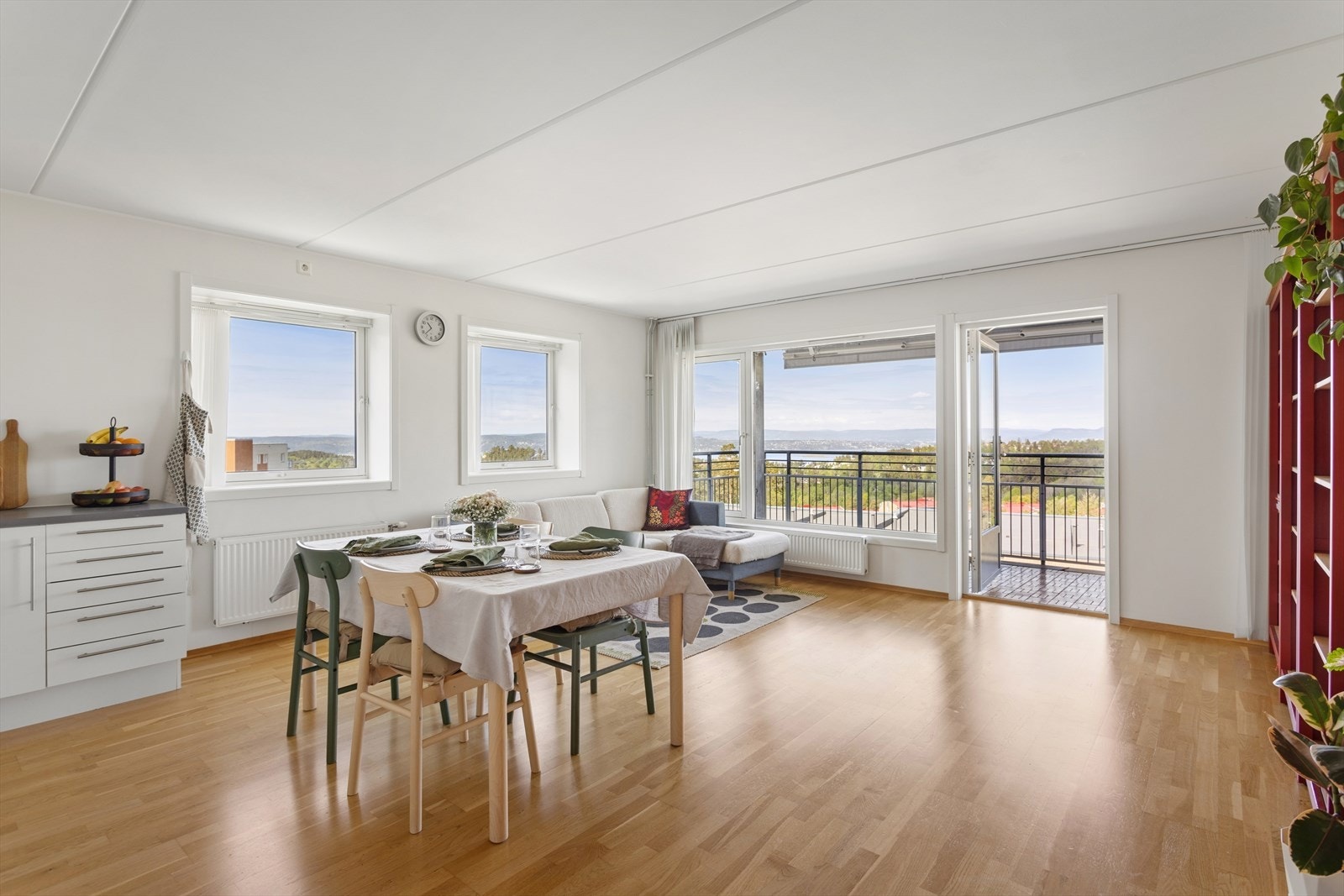 Lys og luftig stue med god plass til sofagruppe med øvrig stuemøblement, samt spisebord. Galleribilde