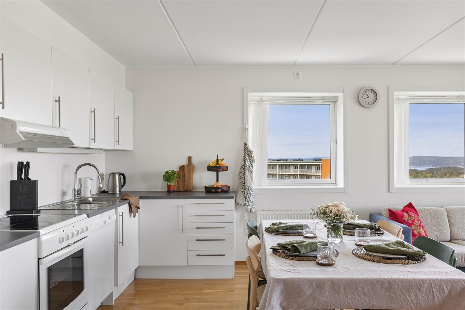 Sigdal kjøkkenet er utstyrt med glatte folierte fronter, benkeplate i laminat med nedfelt kum i rustfritt stål, lysstoffrør under overskap og kjøkkenventilator med avtrekk til kanal Galleribilde