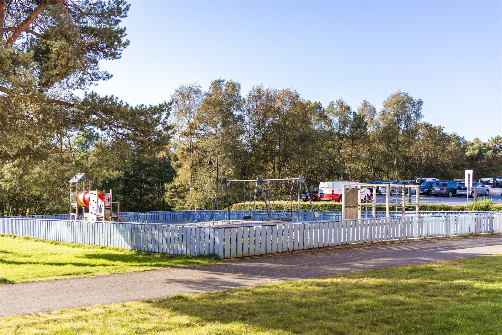 Nærområdet egner seg også godt for barn med lekeplass Galleribilde