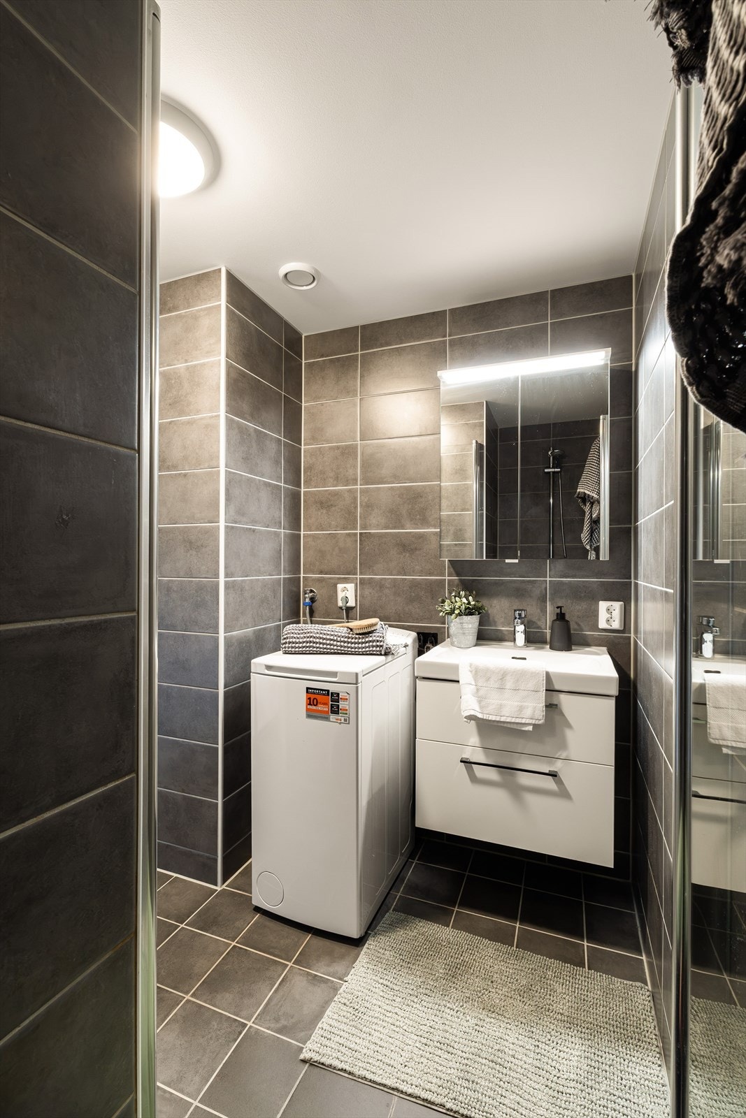 Badet har egen plass for vaskemaskin, noe som gir en praktisk og funksjonell løsning i hverdagen. Galleribilde
