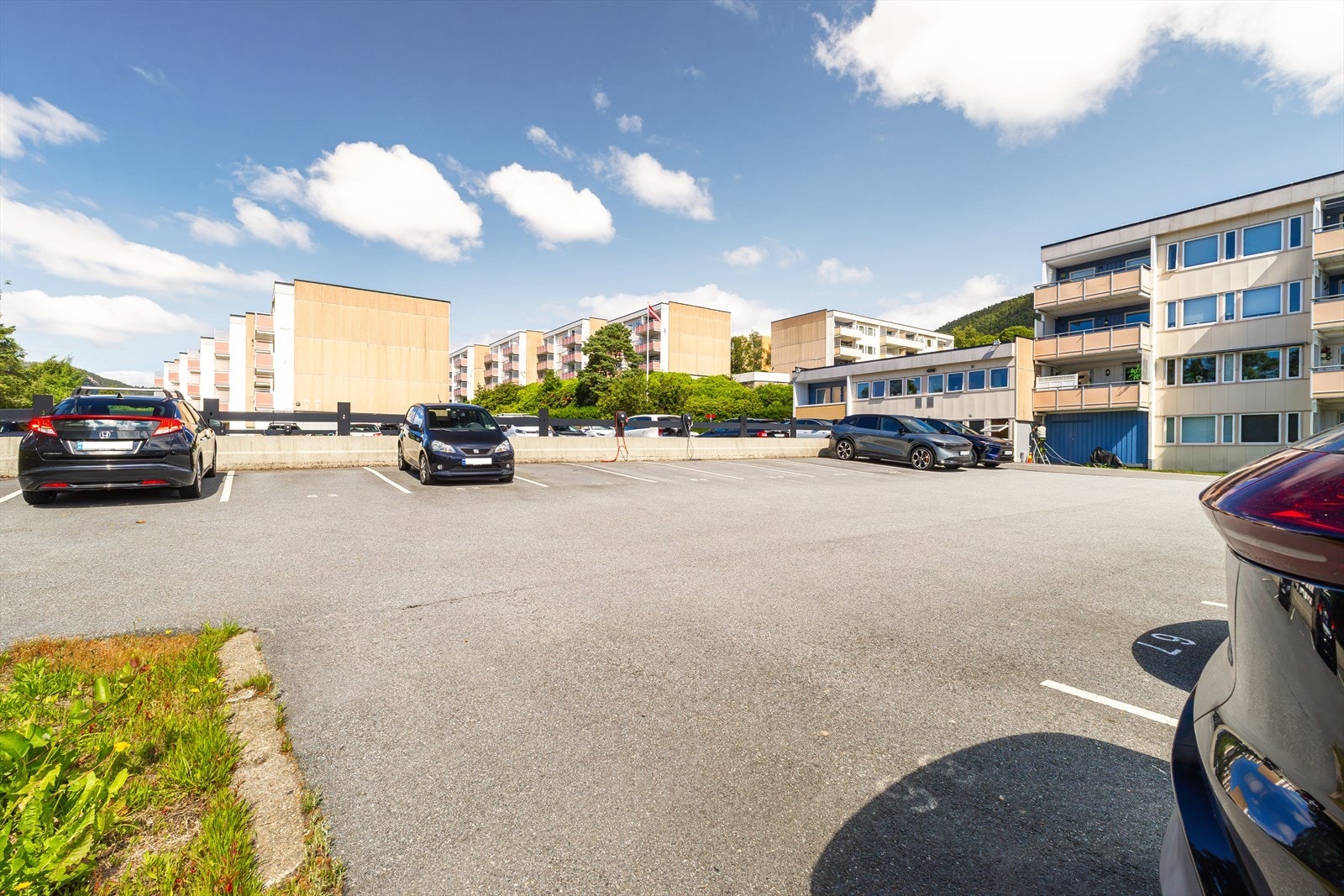 I borettslaget er det mulighet for parkering og el-lading. Galleribilde