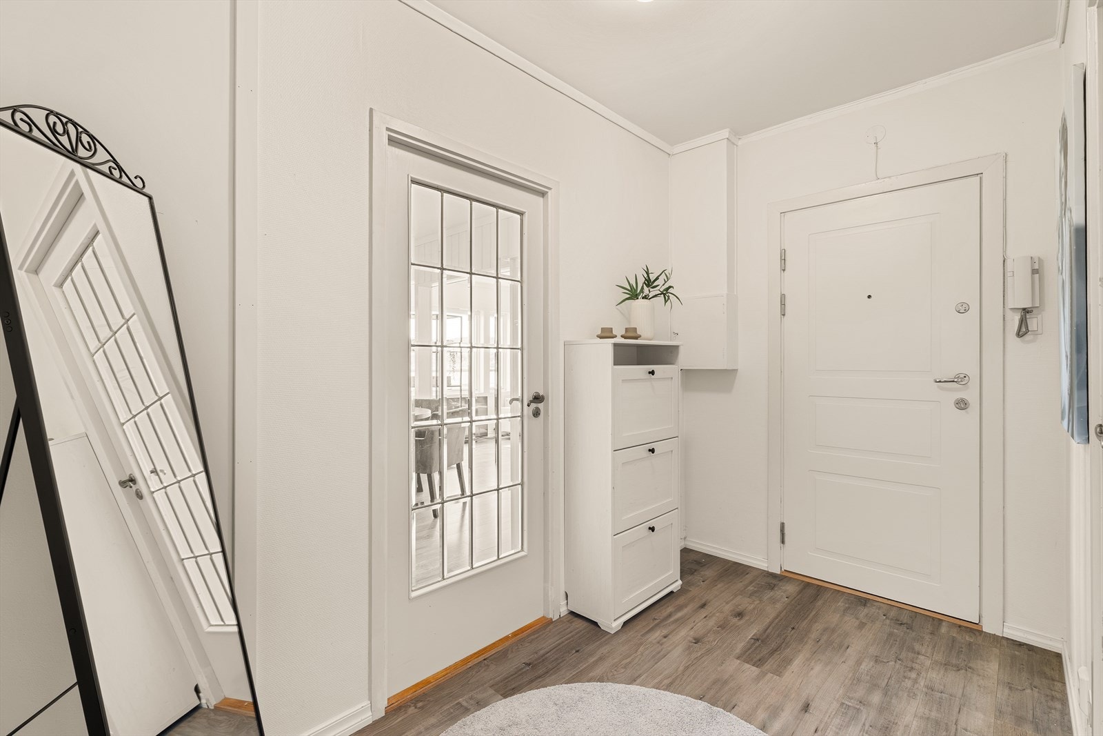 Det første som møter deg innenfor døren er en romslig entré med god plass til yttertøy og sko. Entréen gir et innbydende førsteinntrykk og en praktisk adkomst til boligens øvrige rom. Galleribilde
