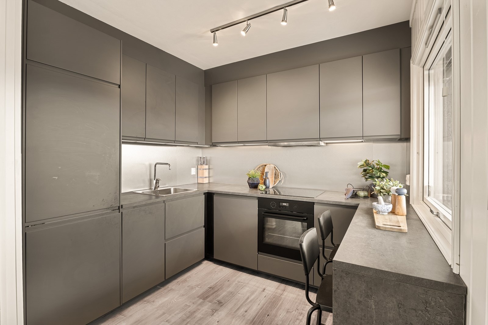 Kjøkkenet ble fornyet i 2022 og fremstår med en moderne og stilren IKEA-innredning med slette fronter som gir et tidløst uttrykk. Laminatbenkeplaten er slitesterk og lettstelt, og kjøkkenet er utstyrt med integrerte hvitevarer som bidrar til et helhetlig Galleribilde