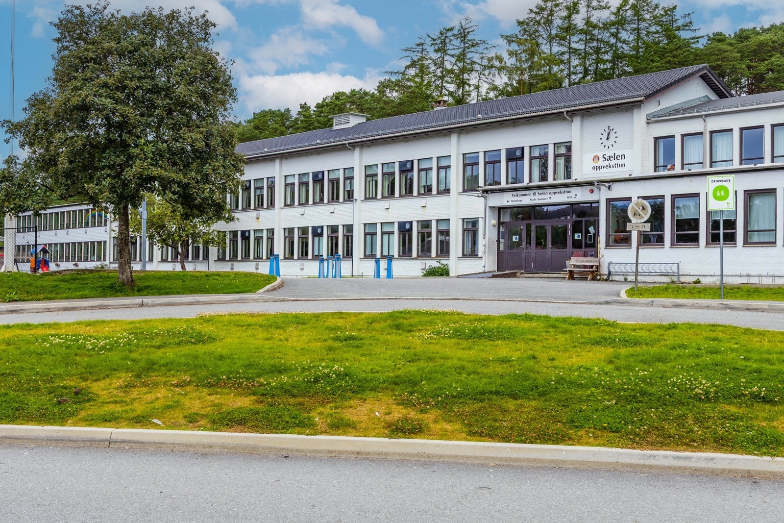 Sælen Oppveksttun er et moderne oppvekstsenter med barnehage og skole samlet på ett område. Her legges det til rette for et trygt og inkluderende læringsmiljø med gode uteområder for lek, aktivitet og fellesskap. Galleribilde