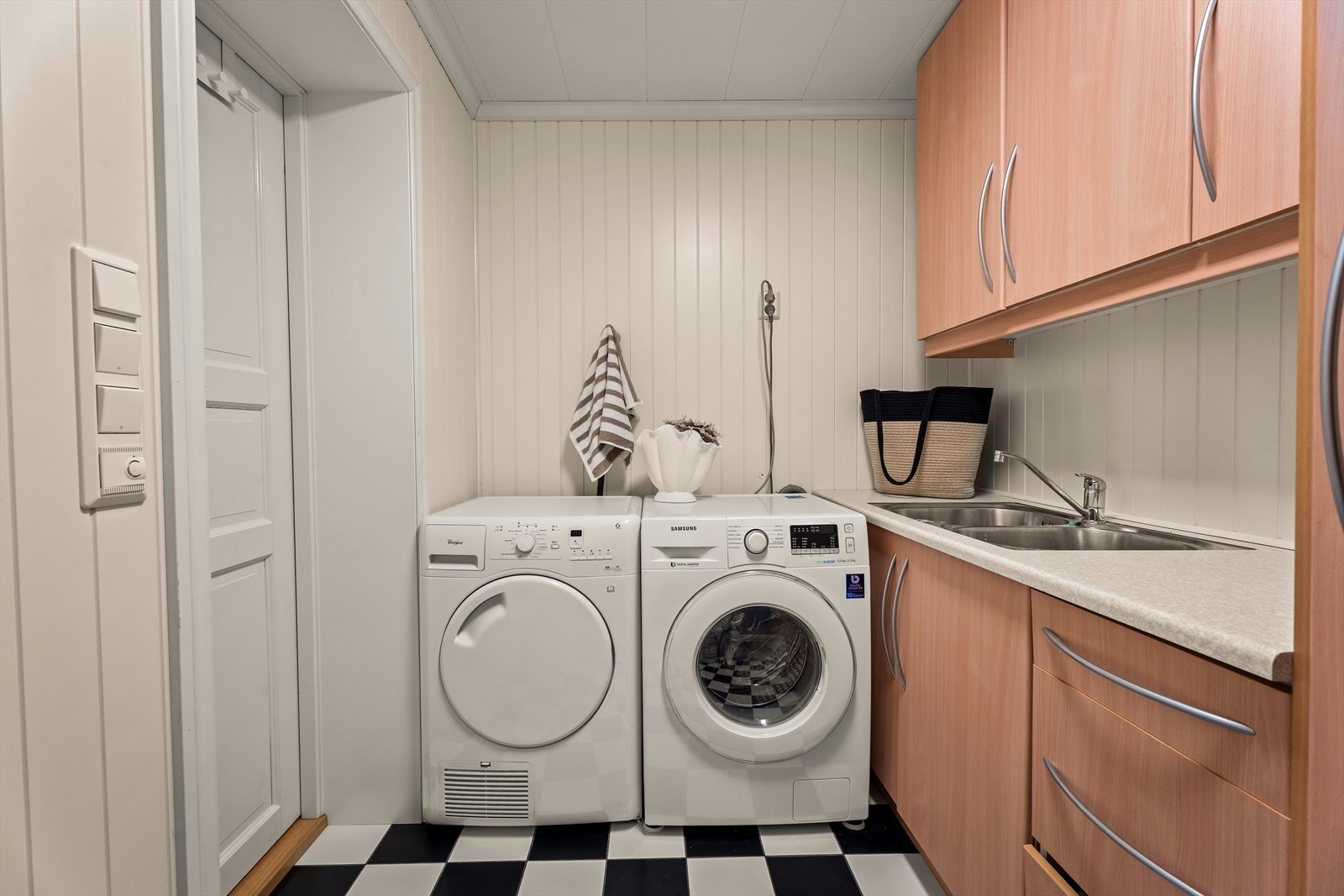 Separat vaskerom i kjelleren med opplegg for vaskemaskin og utslagsvask. Galleribilde