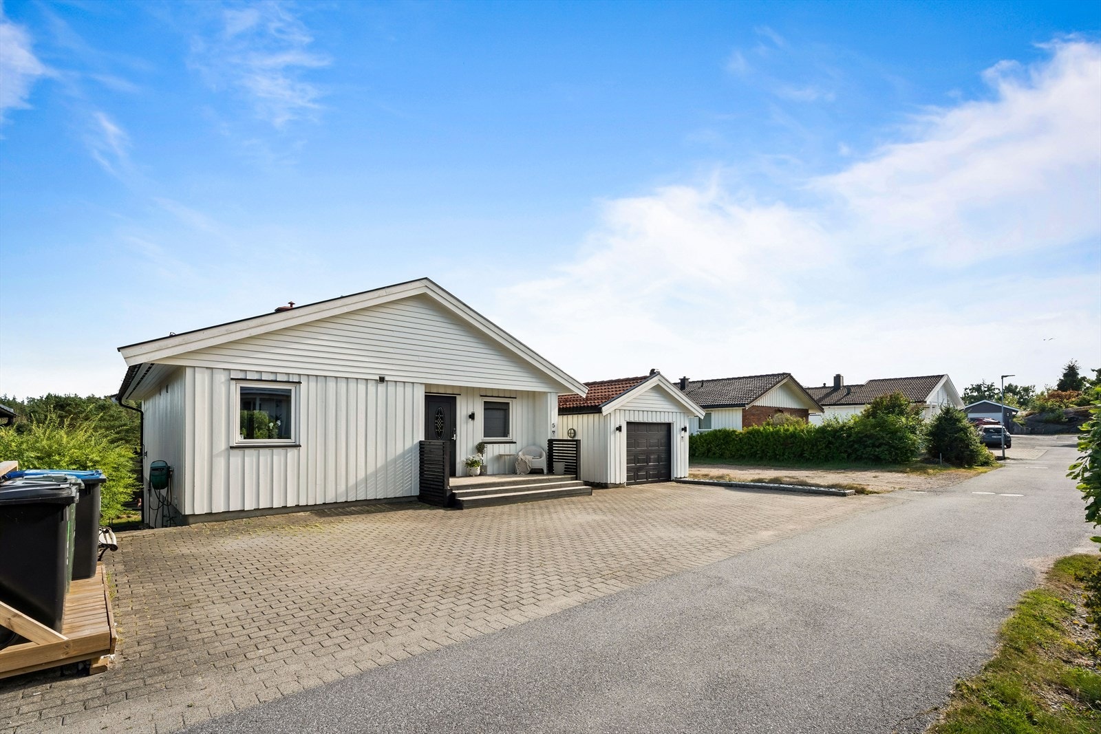 Eiendommen ligger i et rolig og veletablert boligområde med lite gjennomgangstrafikk. Galleribilde
