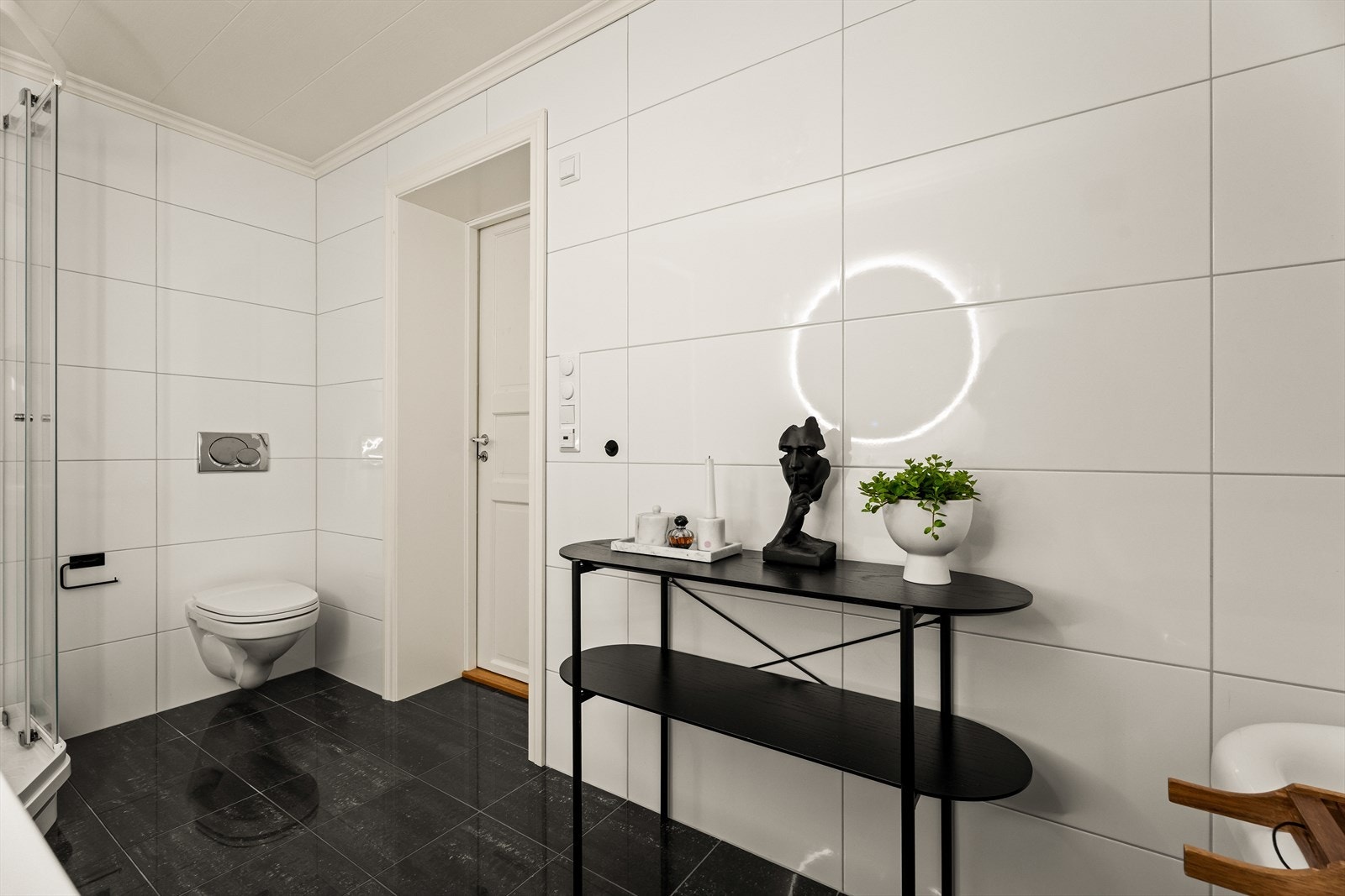 Badet er utstyrt med vegghengt toalett. Galleribilde