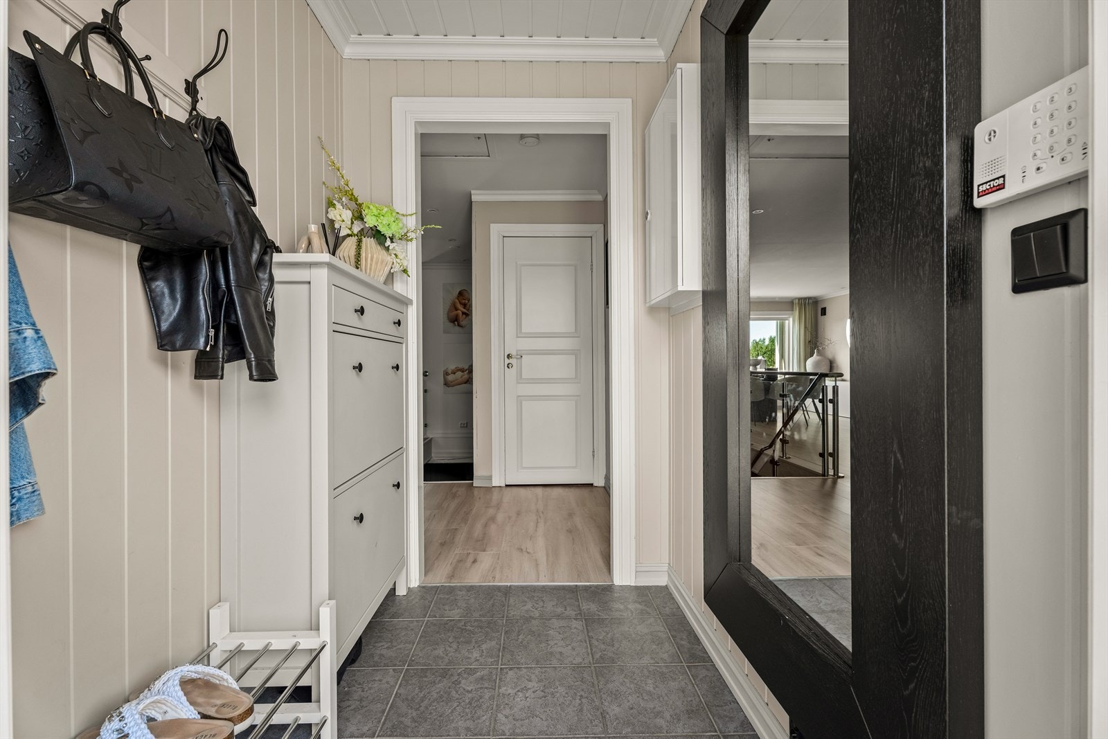 Innbydende entré med plass til oppbevaring av yttertøy og sko. Galleribilde