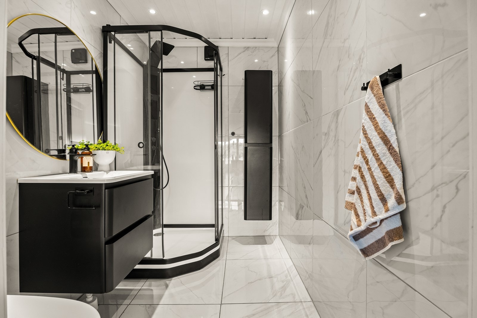 Badet i hovedetasjen ble oppgradert i 2022 med nye fliser og baderomsinnredning. Galleribilde