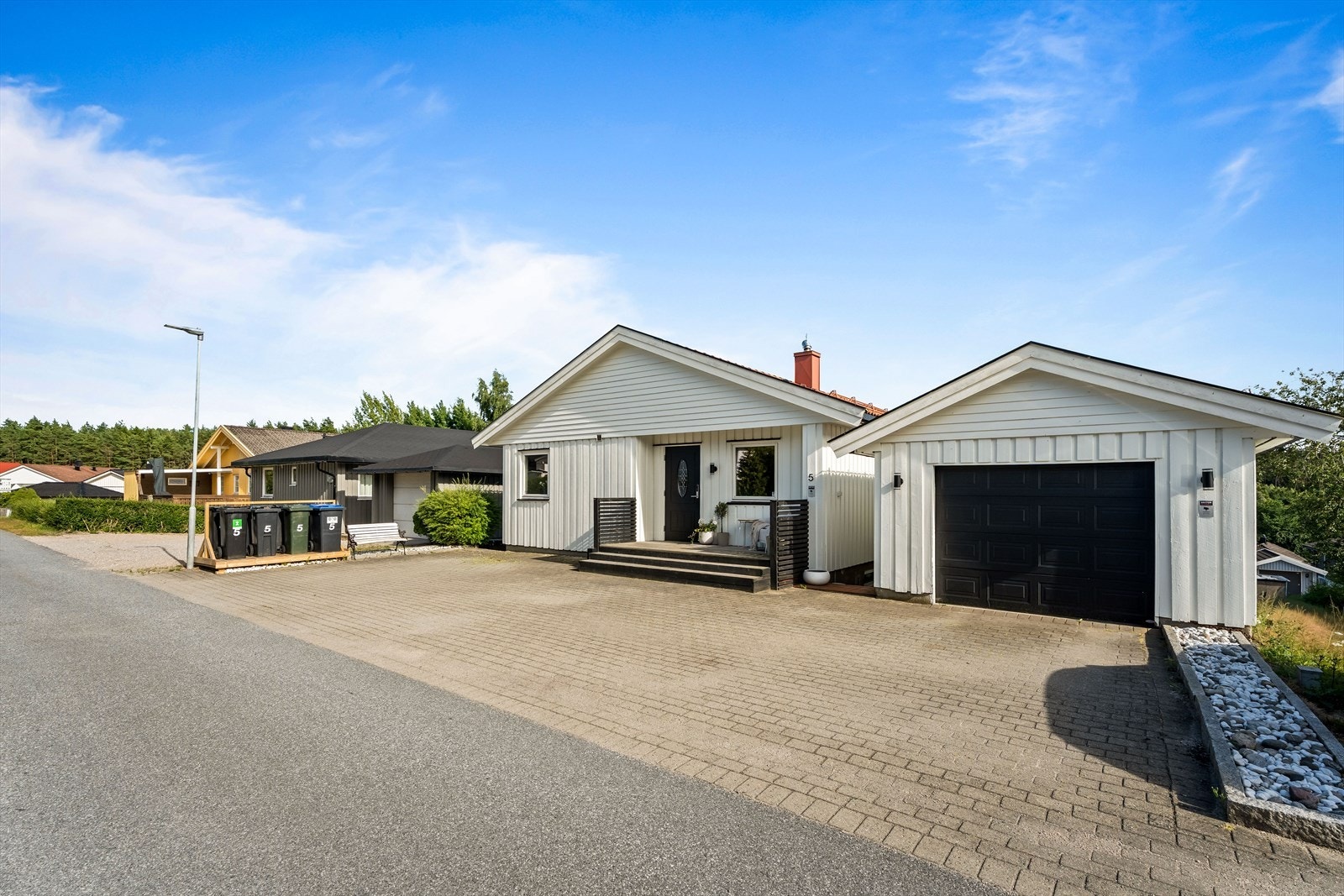 Gårdsplass med belegningsstein, god plass til parkering og adkomst til garasje. Galleribilde
