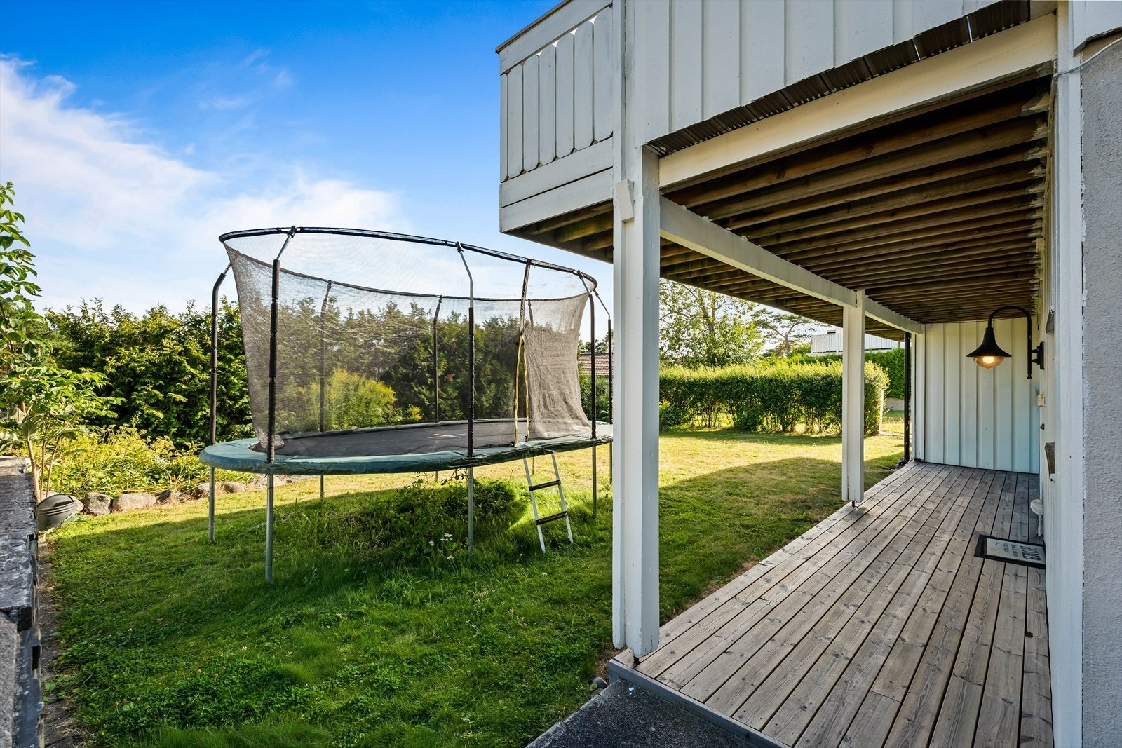 Under terrassen er det en overbygd uteplass med adkomst fra kjelleren. Galleribilde