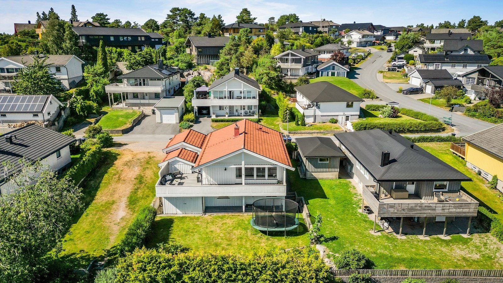 Området består hovedsakelig av eneboliger og har en rolig atmosfære. Galleribilde