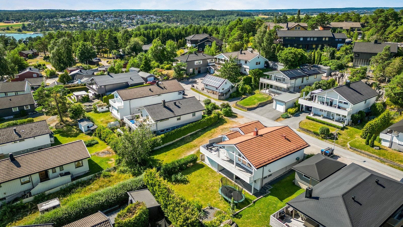 Spydveien 5 ligger i et etablert boligområde på Sellebakk. Galleribilde