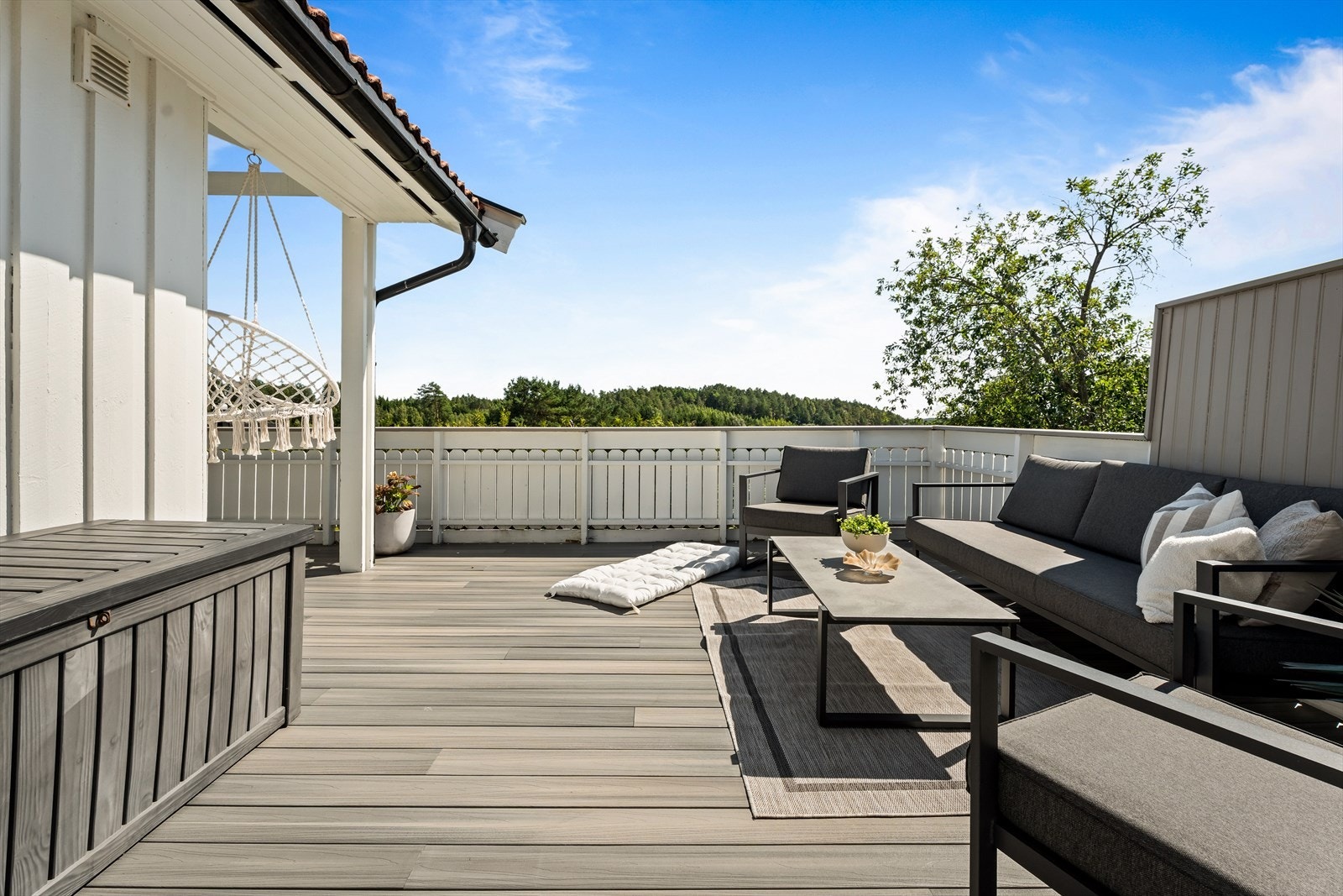 Boligen har en stor og sørvendt terrasse på ca. 44 m² med god plass til utemøbler og grill. Galleribilde