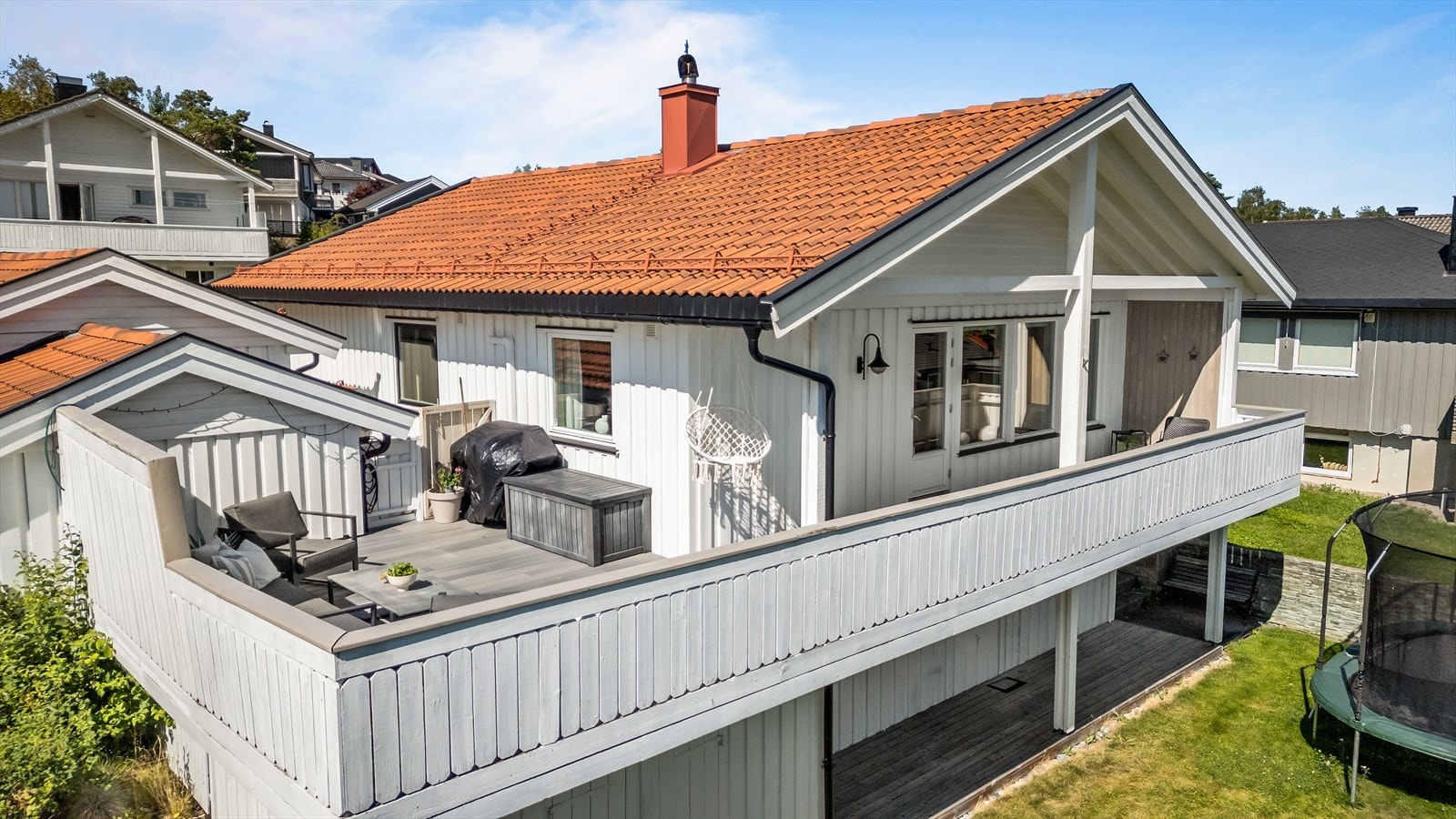 Oversikt over den romslige terrassen og boligens plassering. Galleribilde