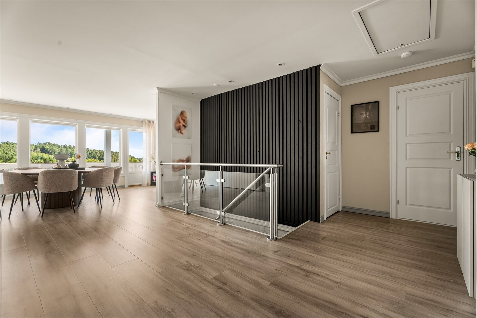 Moderne spilevegg som et stilrent element ved trappenedgangen. Galleribilde
