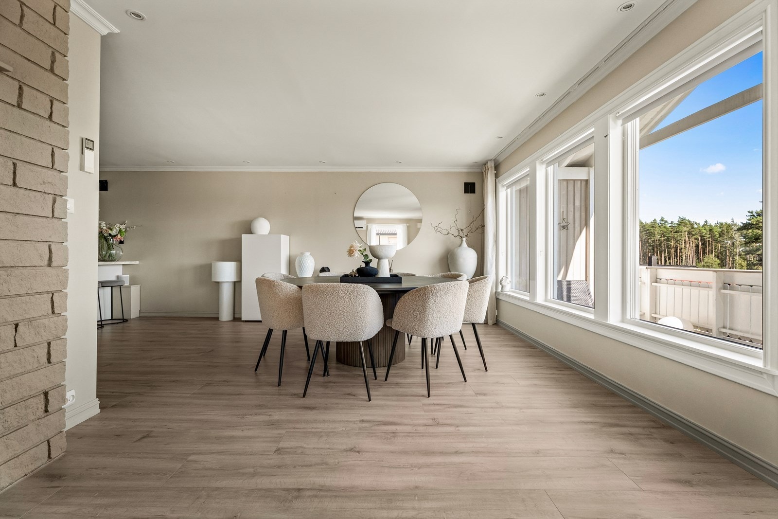 Fra stuen er det direkte utgang til den store, sørvendte terrassen. Galleribilde