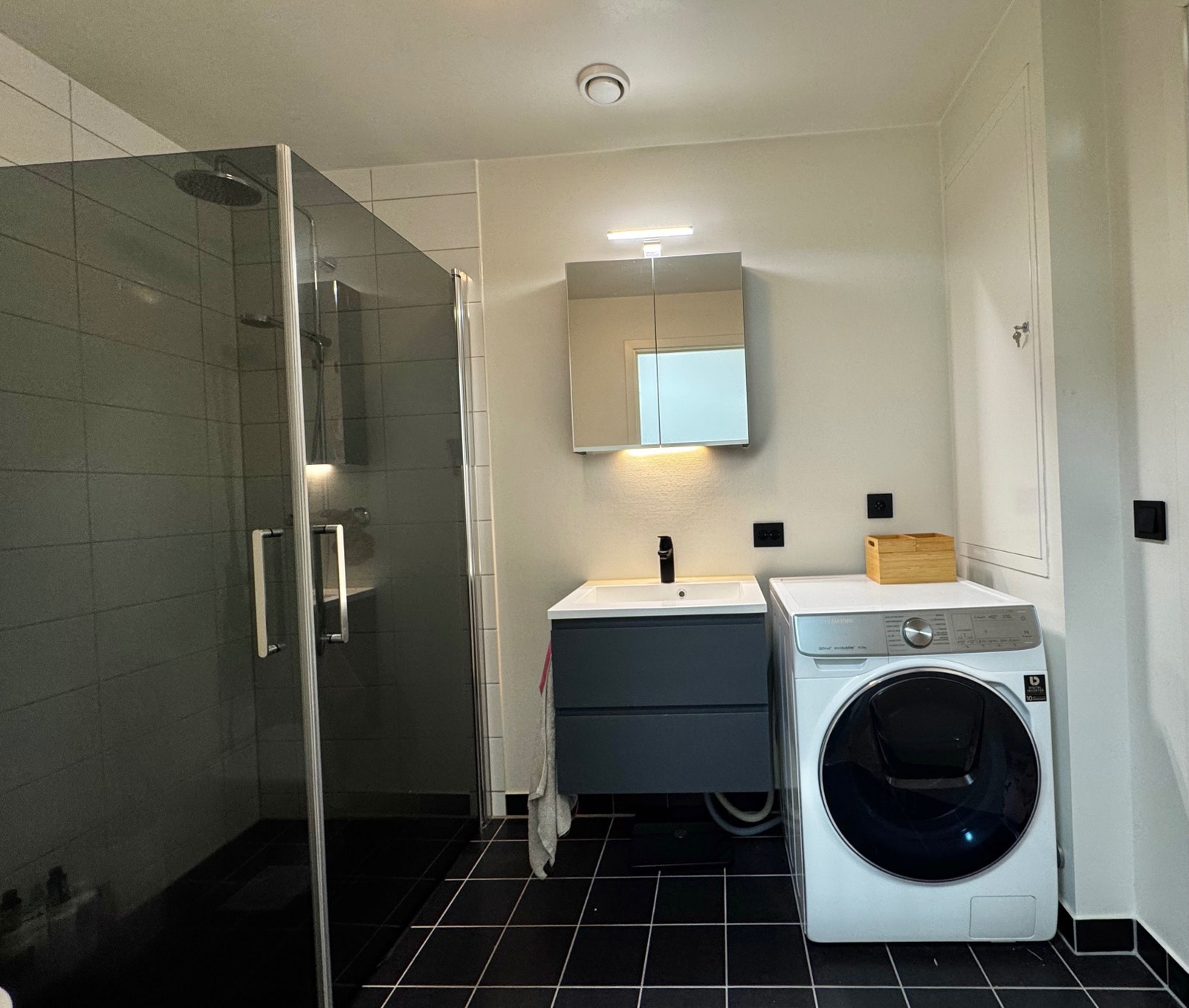 Tilknyttet badet er en bod med oppbevaringsplass og tørketrommel. Galleribilde
