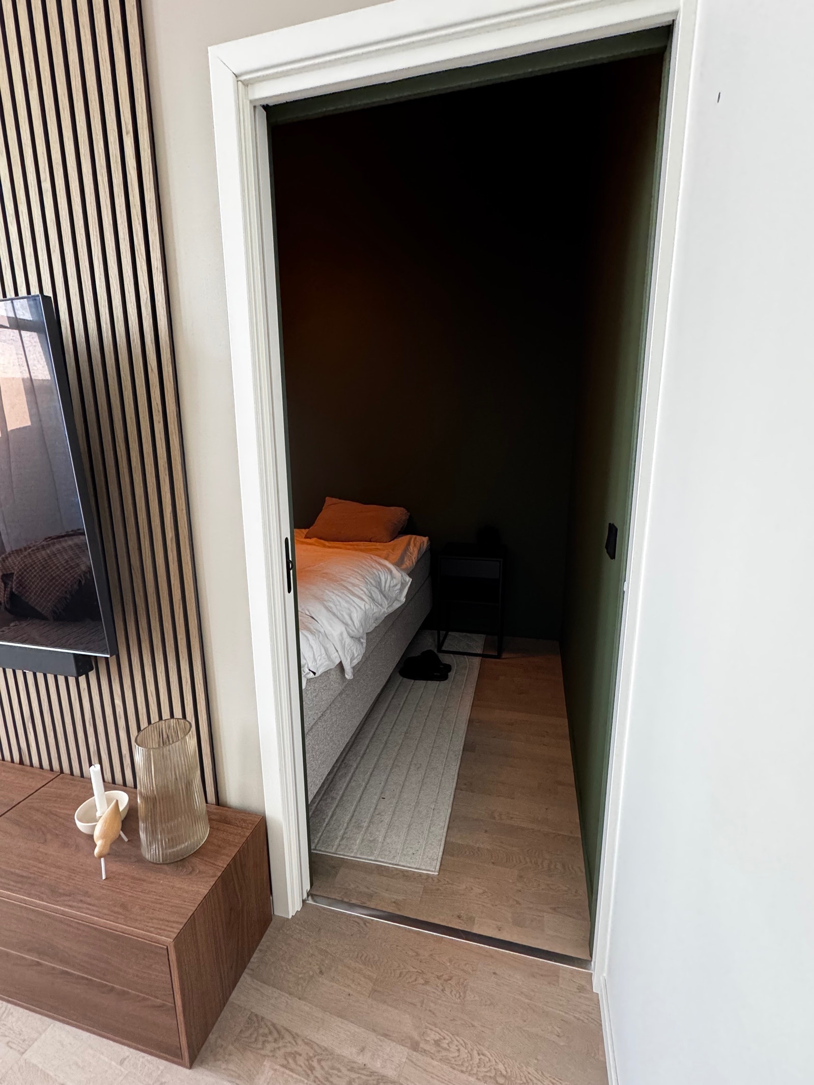 Hovedsoverom vegg i vegg med stue. Galleribilde