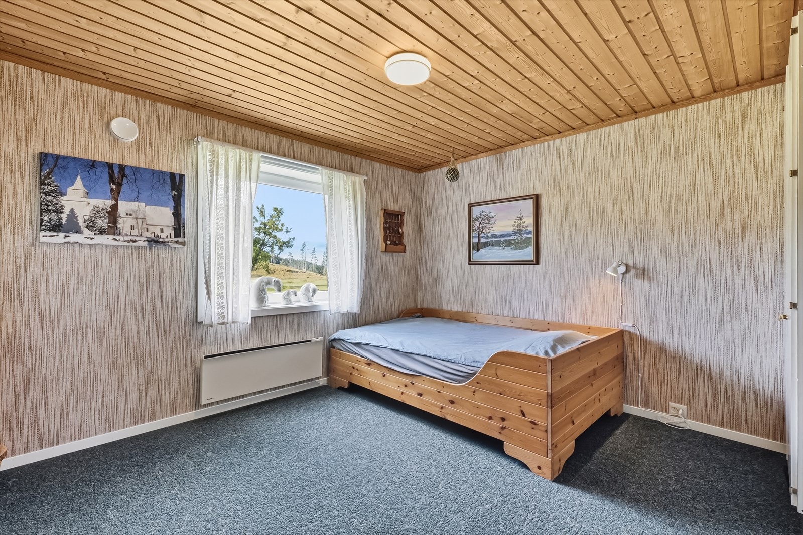 Andre soverommet i kjeller, har også teppegulv, panelovn og mye gulvplass. Galleribilde