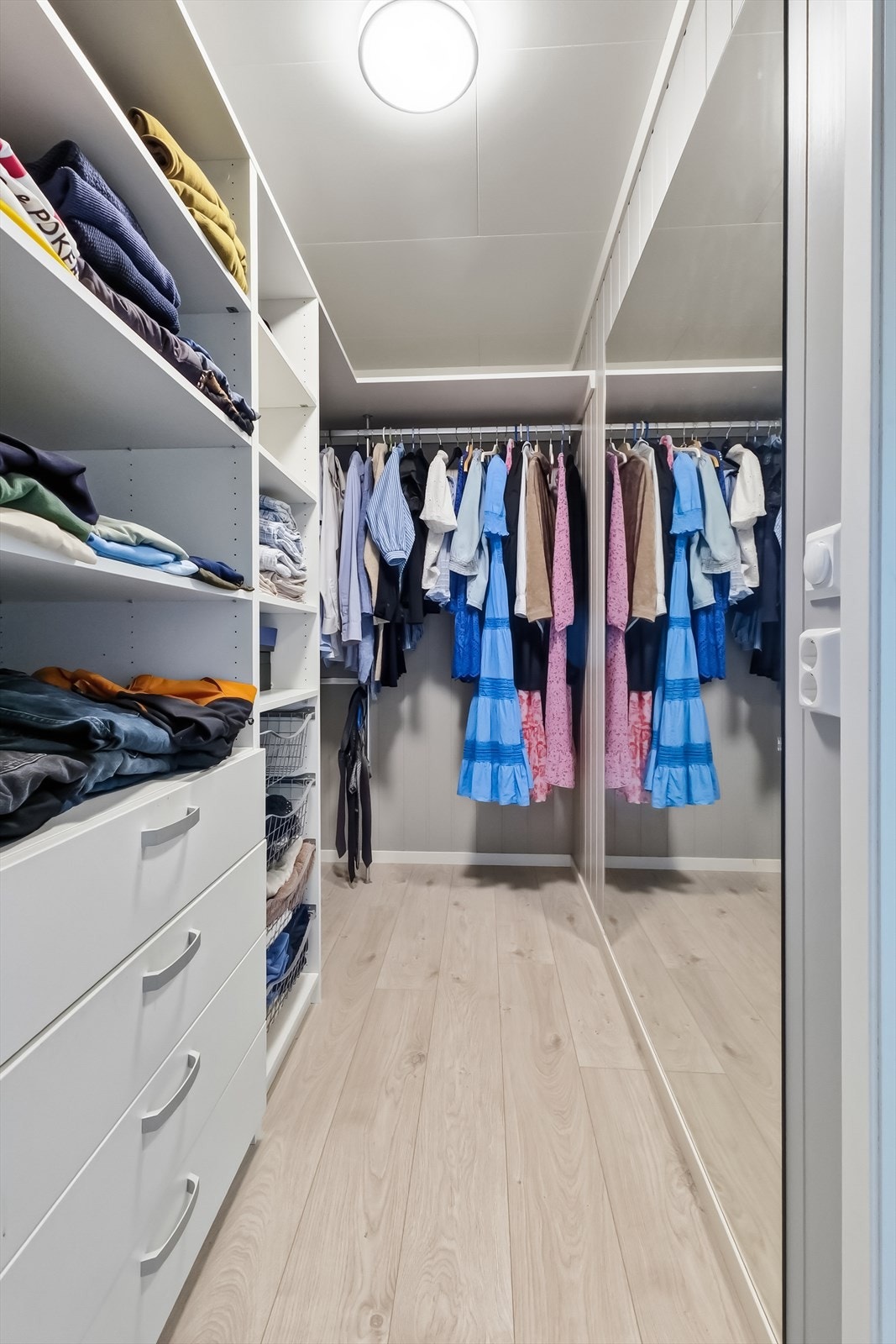 God skapplass med mye oppbevaringsmuligheter. Galleribilde