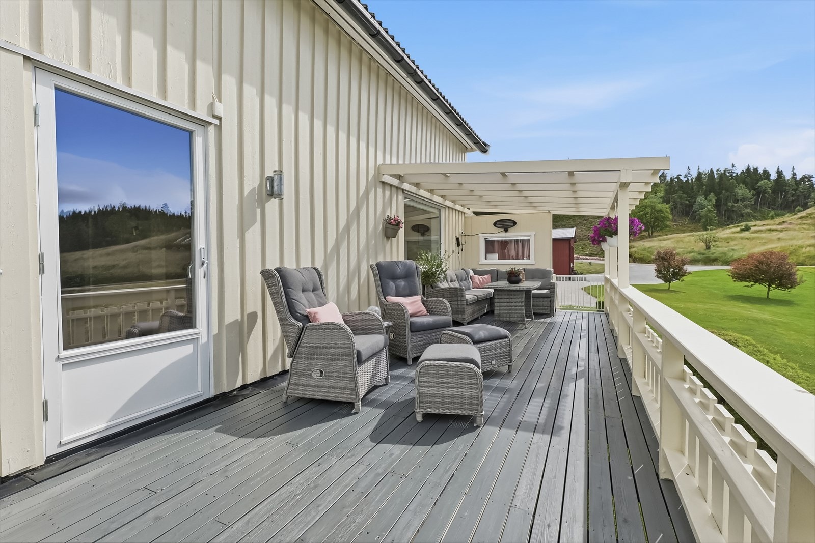 Romslig terrasse med flere soner for sittegrupper. Galleribilde