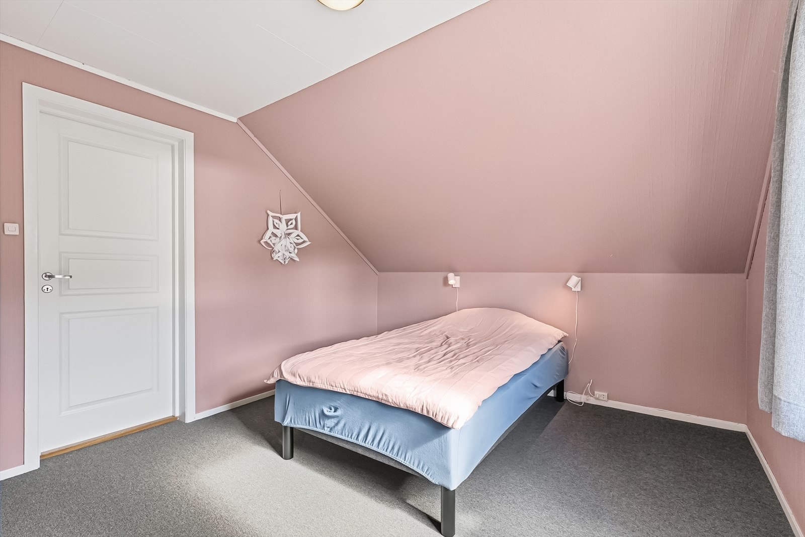 Loftsoverom med behagelig teppegulv. Galleribilde