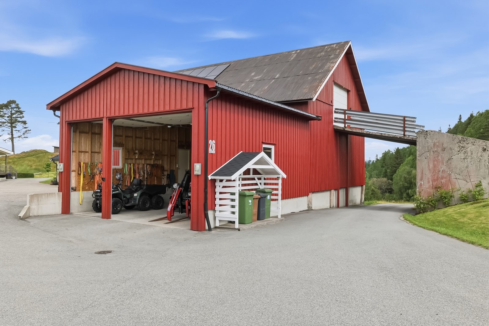 Velholdt driftsbygning som er jevnlig vedlikeholdt. Galleribilde