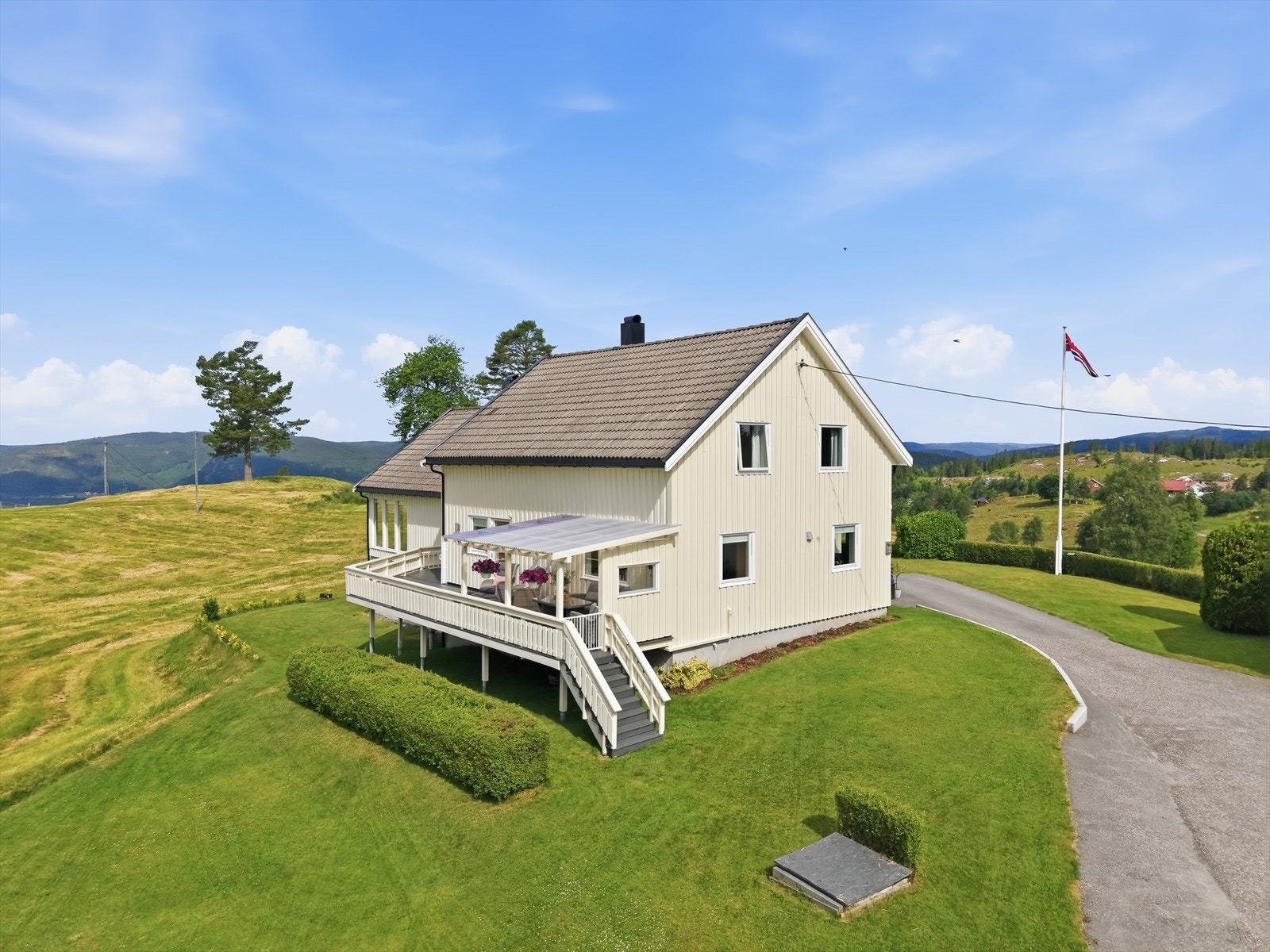 Solrikt uteområde med romslig terrasse. Galleribilde