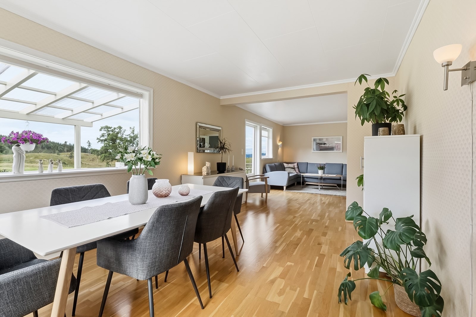 Her er store vinduer som gir mye daglys, og et flott utsyn mot terrassen. Galleribilde