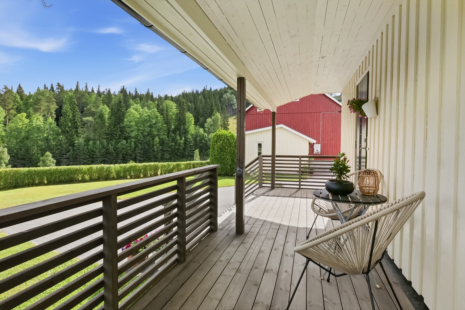 Pent opparbeidet inngangsparti med sittegruppe under tak. Galleribilde