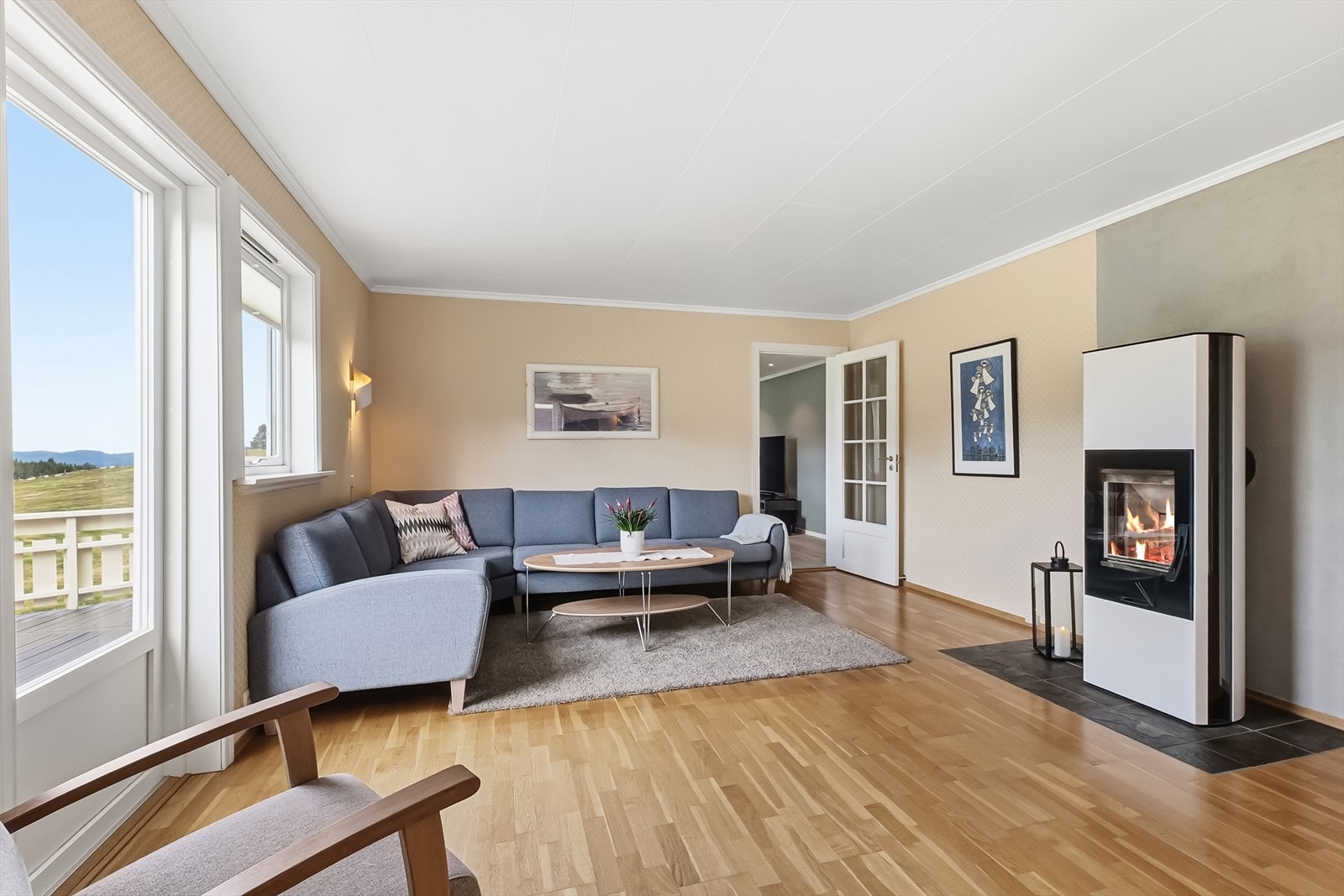 Inngang fra stuen til TV-stuen, med dør for separate soner i hverdagen. Galleribilde