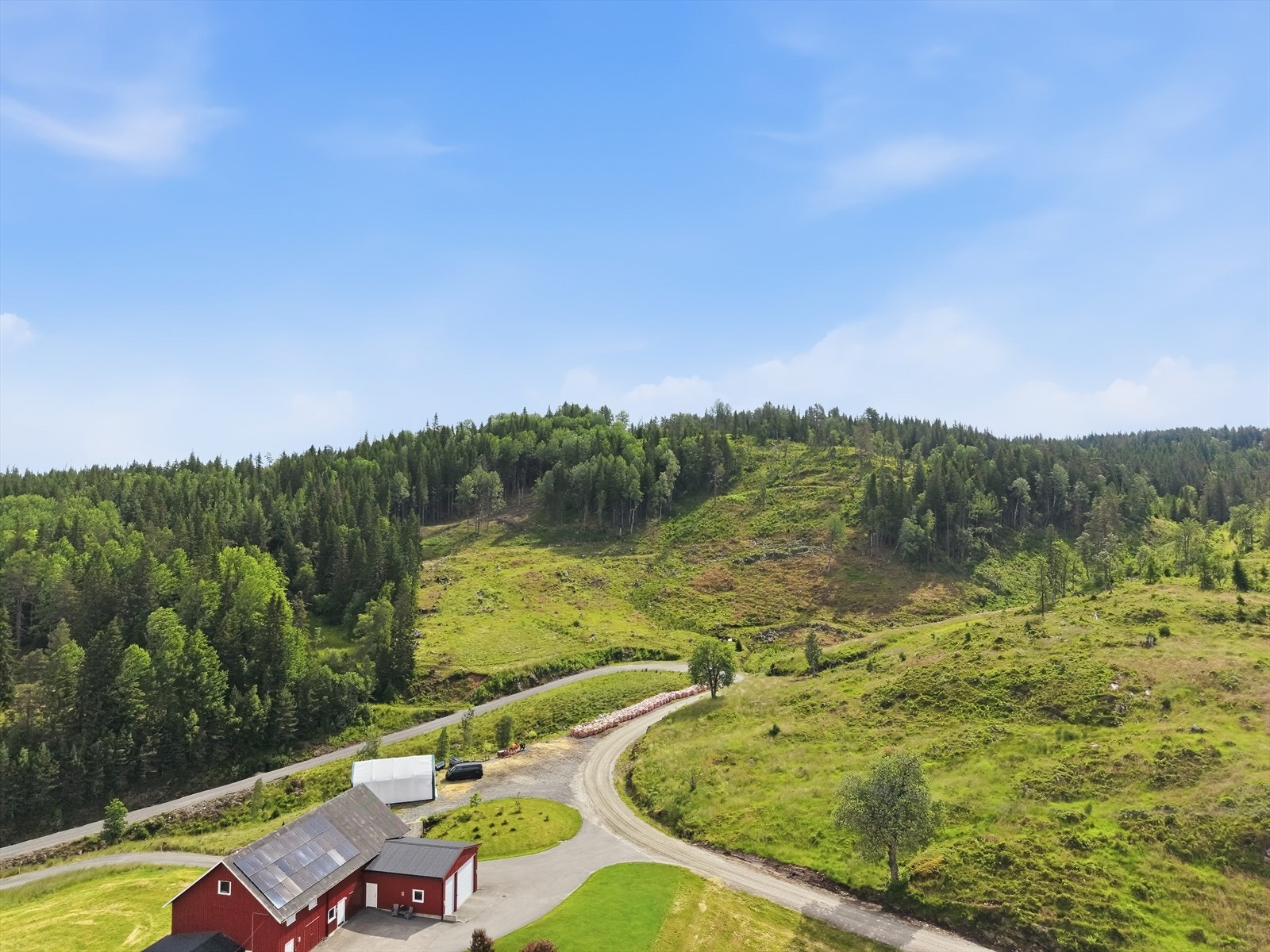Her bor du fritt og usjenert, omgitt av jorder, beitemark og skogkledde åser. Galleribilde