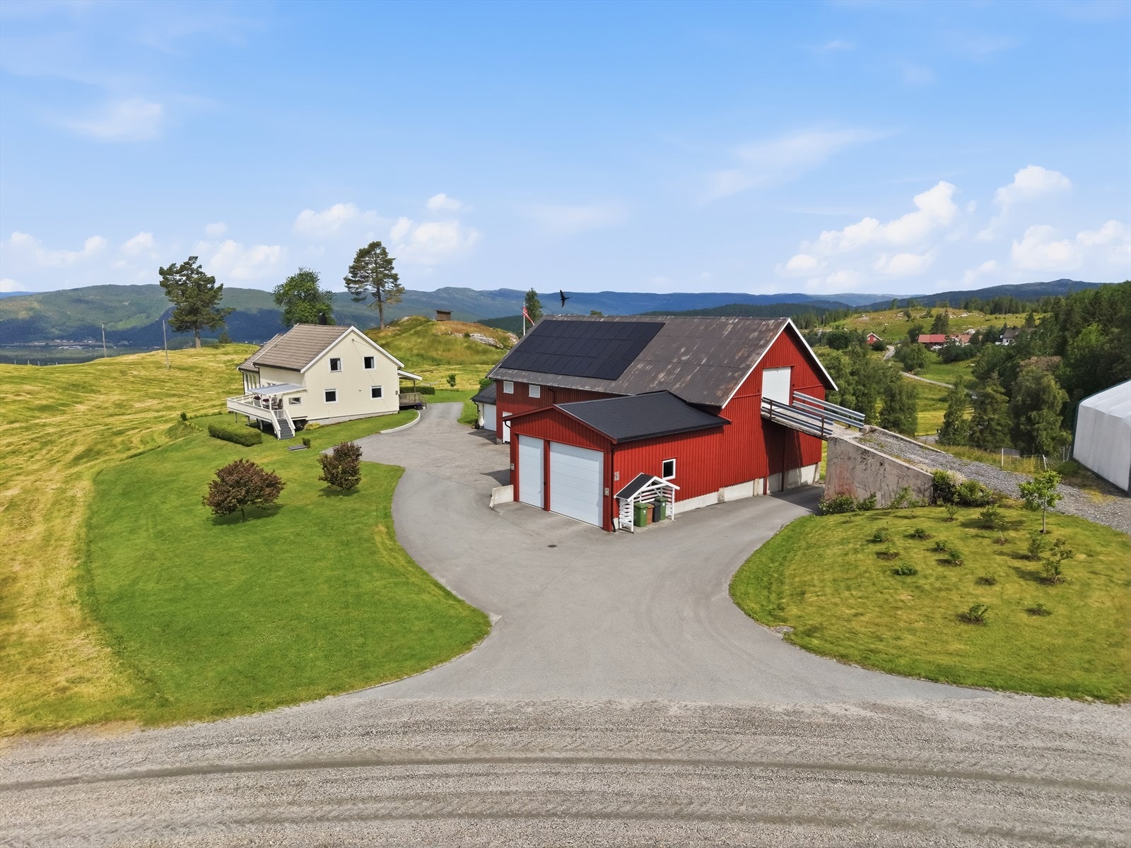 Stor driftsbygning med garasje, verksted, lagerarealer og solcelleanlegg. Galleribilde